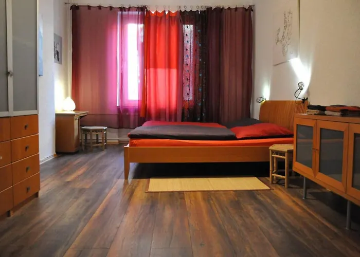 Geraeumiger Charme Mit Loggia Nahe Tempelhofer Feld