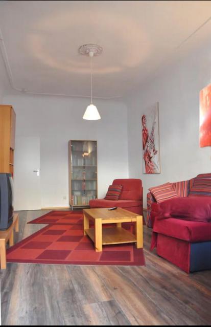 Geraeumiger Charme Mit Loggia Nahe Tempelhofer Feld